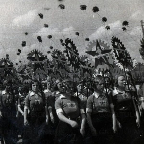 Колонна физкультурниц с эмблемами ГТО, Тула, 1936 год | Источник: Ховрачёв Н.Н. / Государственный архив Тульской области