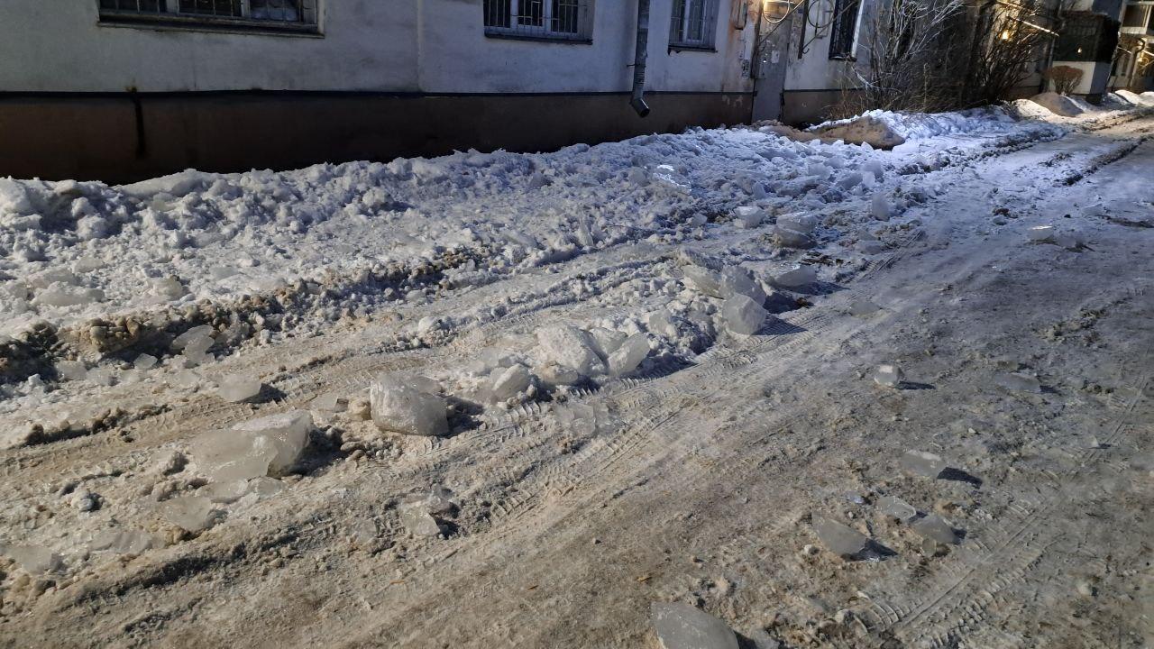 Жительница центра Челябинска показала огромные глыбы, которые всю ночь падали с крыши дома