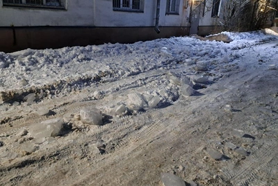 Опасные ледяные глыбы упали с крыши в Челябинске