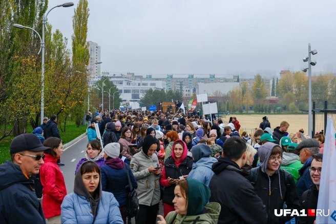 Участники приносили таблички, на которых отображался их отряд