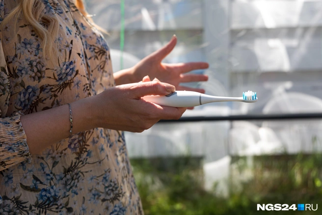 Мария и сама пользуется такой щеткой | Источник: Мария Ленц / NGS24.RU