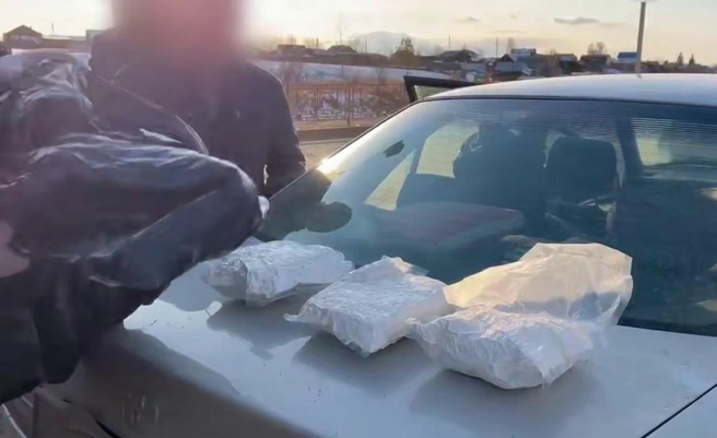 Уверял, что в пакетах — мука. Хабаровчанина задержали в Зиме с крупной партией «синтетики» на 16 миллионов рублей | Источник: скриншот видео из канала «МВД38» / Telegram