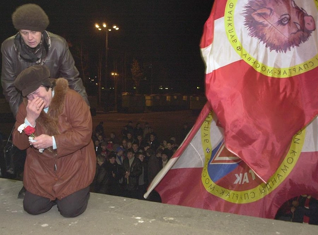 Родственники погибших на месте трагедии в 2002 году, 20 лет спустя | Источник: Олег Булдаков / ТАСС