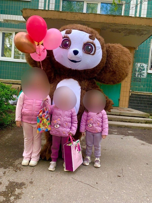 Лиза пыталась делать для дочек все, что может&nbsp;— на день рождения старшей заказала ростовую куклу (старшая дочка в центре, младшая&nbsp;— справа) | Источник: Vk.com