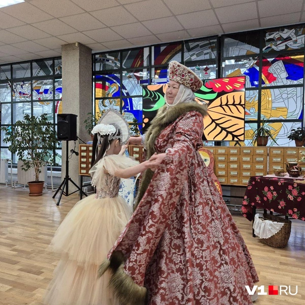 Во второй части дефиле были образы, вдохновленные национальными костюмами | Источник: Ирина Яковлева / V1.RU