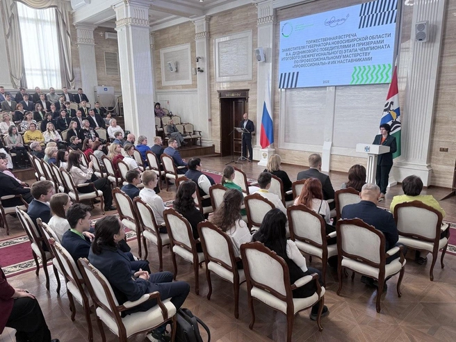 В правительстве региона состоялась встреча замгубернатора Валентины Дудниковой с победителями, призерами и наставниками чемпионатов | Источник: nso.ru