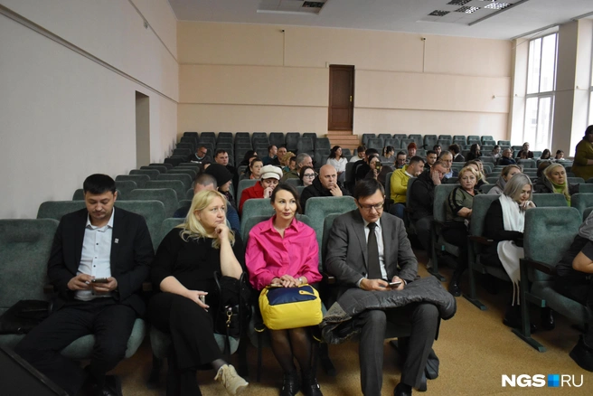 Многие новосибирцы нашли время для участия в обсуждении, несмотря на рабочий день | Источник: Рихарда Лем / NGS.RU