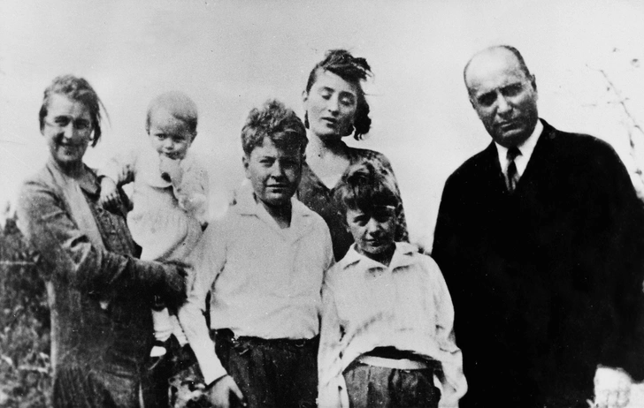 Муссолини с женой и детьми, 1928 | Источник: Mondadori via Getty Images