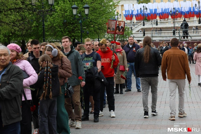 Москвичи стояли в очереди, чтобы возложить цветы к Могиле Неизвестного Солдата | Источник: Артем Устюжанин / MSK1.RU