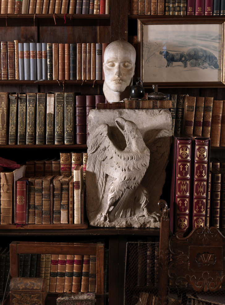 Библиотека, известная как «Комната с глобусом». На полке барельеф с имперским орлом, на нем — погребальная маска Наполеона и его личная печать.