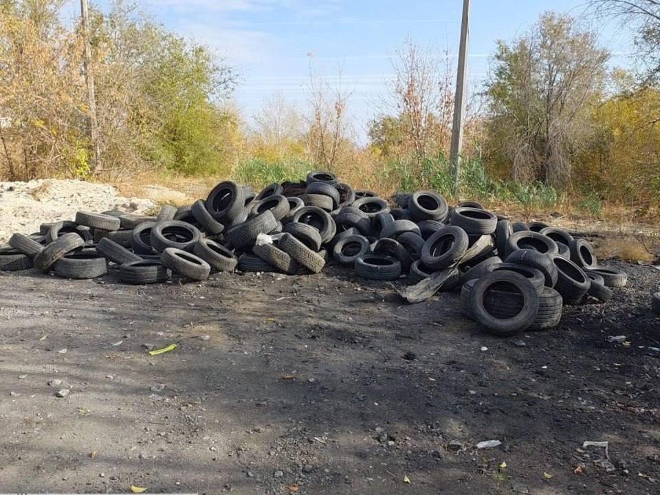 «Да хоть Путину пишите!» В Волгограде сотрудники УК вывалили сотню шин — видео