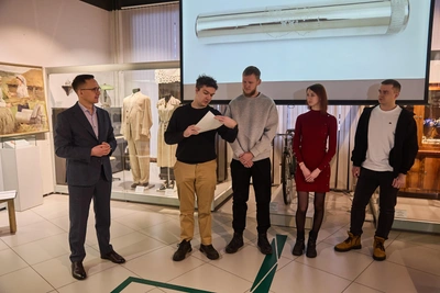 В Новосибирске вскрыли капсулу времени с посланием из 2001 года