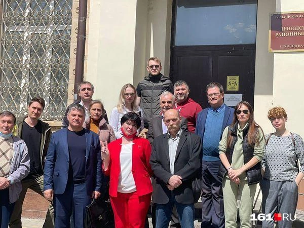 Поддержать своего депутата в суд тогда пришли и жители Кривошлыковского | Источник: Игорь Хорошилов