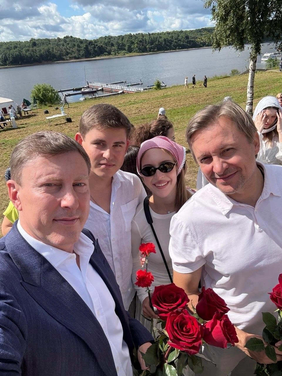 Дмитрий Степаненко с сыном Артемом, а следом&nbsp;— его сват Артем Михалков с дочерью Натальей | Источник: tatyanamixalkova / Instagram (экстремистская организация, деятельность запрещена на территории РФ)
