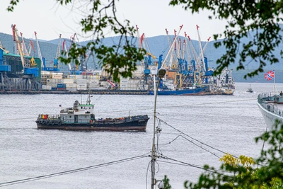 Затонувший буксир поднимут со дна Золотого Рога