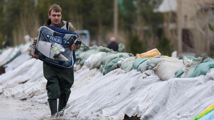 «Получили ответ, что нам нужно эвакуироваться»: как жители Оренбургской области сами построили дамбу