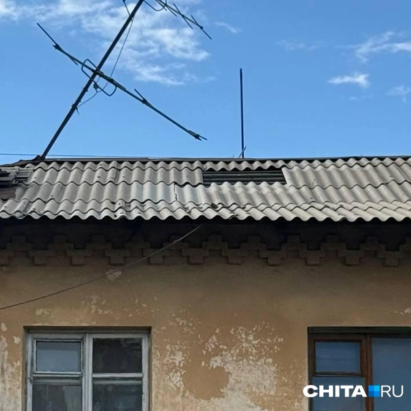 Шифер покидает крышу | Источник: Анастасия Филимонова / CHITA.RU