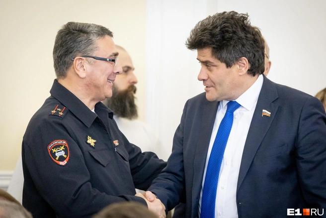 Узнали экс-мэра Екатеринбурга Александра Высокинского? Он сейчас сенатор в Совете Федерации, с ним&nbsp;— глава ГИБДД города Роман Ярыш | Источник: Владислав Лоншаков / E1.RU