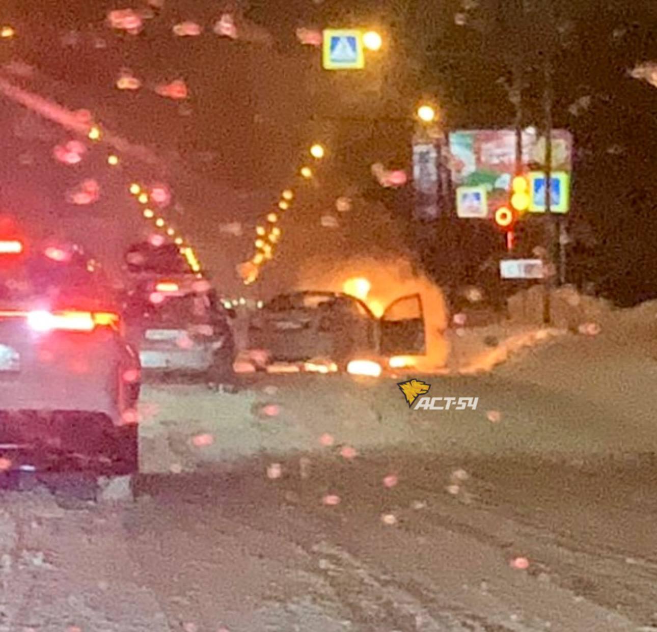 «Тойота» сгорела дотла в Новосибирске — видео