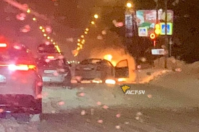 Седан Toyota сгорел дотла в Новосибирске