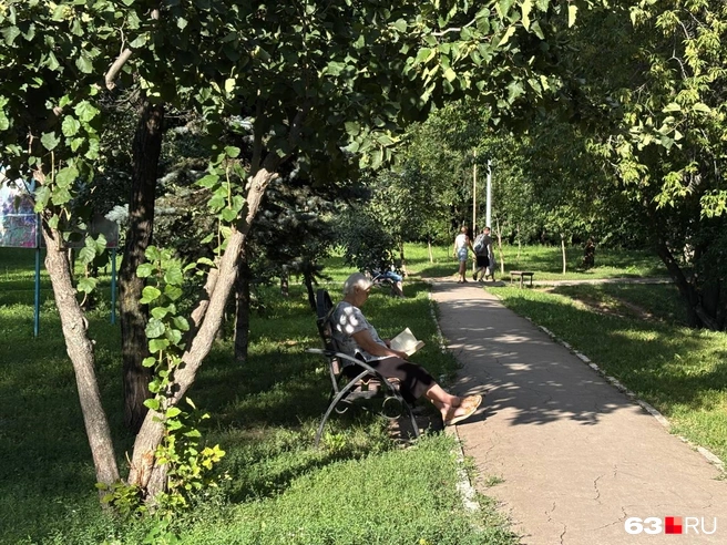 Лавочек в парке столько, что долго искать место для отдыха не придется | Источник: Ксения Бирюкова / 63.RU