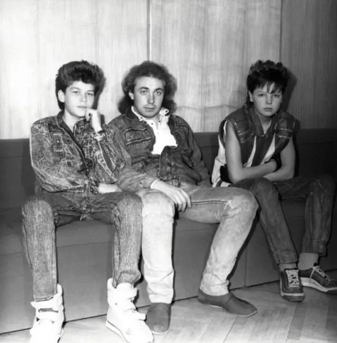 Сергей Серков (справа) со своим учителем Сергеем Кузнецовым (посередине) и участником группы Игорем Игошиным (слева) | Источник: личный архив Сергея Серкова