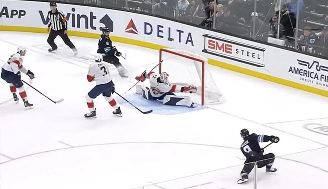 Такой растяжке позавидовала бы и балерина | Источник: NHL / Трансляция матча