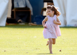 Семейный выходной: принцесса Шарлотта, принц Джордж, Кейт и Уильям на игре в поло
