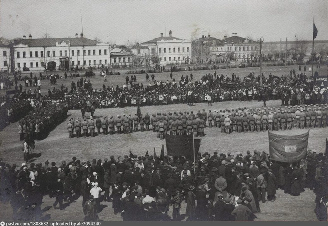 Самая старая фотография, от 1926 года, сделана во время демонстрации на Советской (Ильинской) площади. Раньше военные собирались на парады и это было частью празднования Дня международной солидарности трудящихся | Источник: фонды Рязанского историко-архитектурного музея-заповедника