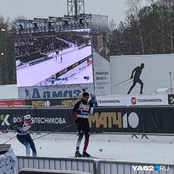 Ну и куда без драмы! Евгений Сидоров дышал в спину Антону Бабикову, но тот решил пропустить его&nbsp;— махнул рукой, приостановился и пожертвовал своим вторым местом | Источник: Виктория Улитова / YA62.RU