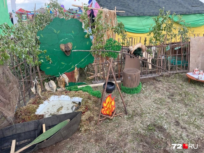 А эта композиция — в подворье Вагайского района. Разглядели рыбу и куницу? | Источник: Радик Енчу/ 72.RU