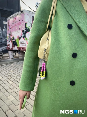 Девушке нравится добавлять детали в образ | Источник: Алёна Золотухина / NGS.RU