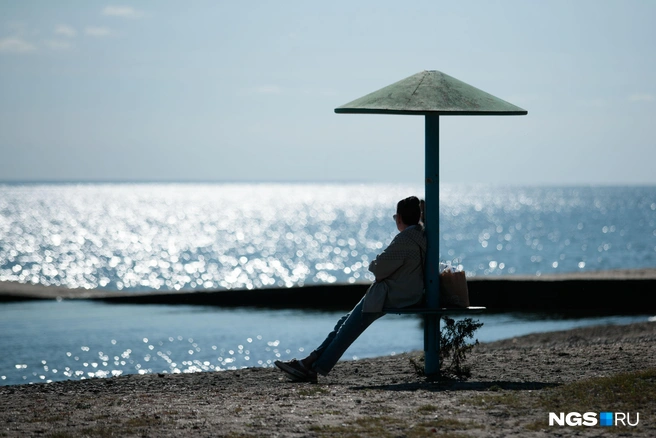 Люди приходят к берегу моря, чтобы насладиться тишиной и подышать свежим морским воздухом  | Источник: Андрей Бортко / NGS.RU 