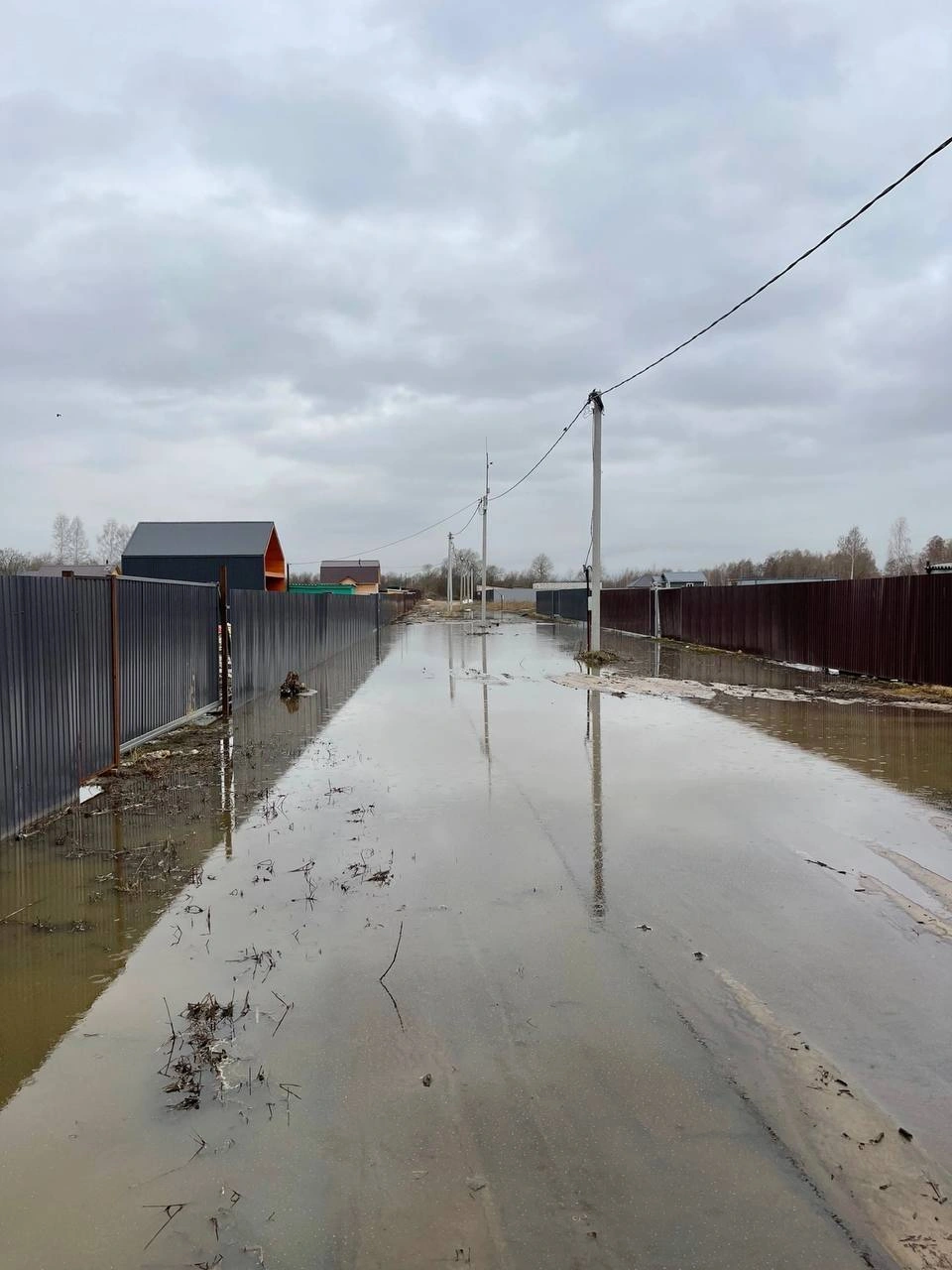 Подмосковье затопило во время паводков, под водой оказались дороги,  автомобили и дома, жители пересаживаются на лодки, какие поселки затопило -  4 апреля 2024 - МСК1.ру