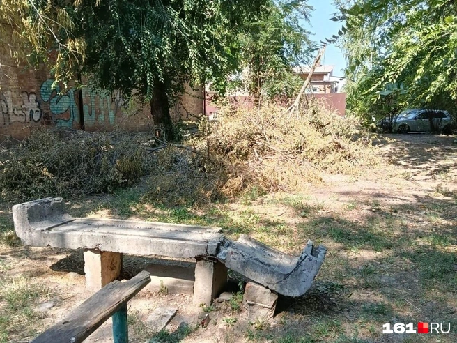 Жильцы остались без воды в затопленном доме и с мусором во дворе | Источник: жители дома