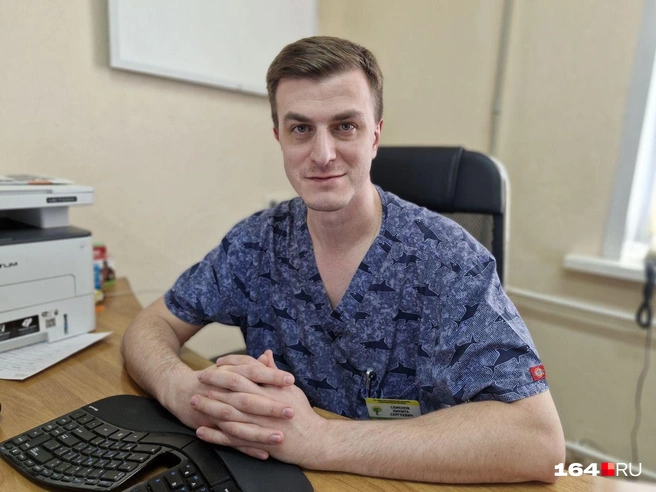 Заведующий отделением травматологии ОКБ Никита Смемнов уже устал всем напоминать о технике безопасности | Источник: Виктория Федорова / 164.RU