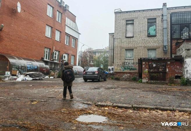 Крыльцо заброшки на Черновицкой в теплое время служит столом для любителей крепких напитков | Источник: Кристина Мельникова / YA62.RU