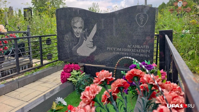 Памятник легенды уфимского рока на Южном кладбище | Источник: Булат Салихов / UFA1.RU