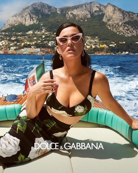 Кэти Перри флиртует с рыбаком и носит Dolce&Gabbana