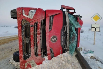 Фура перевернулась в Воронежской области — водитель травмирован