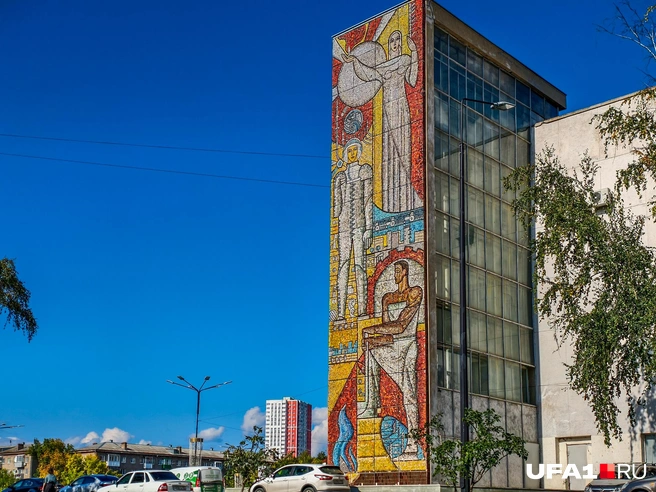 Еще одно панно в конце улицы Первомайской | Источник: Булат Салихов / UFA1.RU
