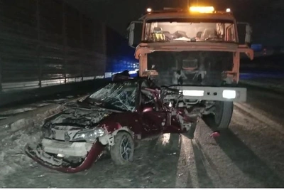 На ЕКАД грузовик раздавил заглохший автомобиль