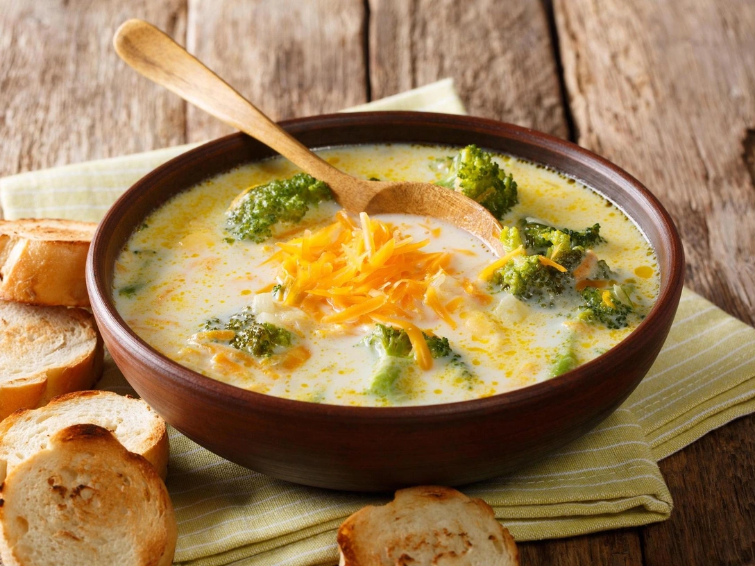 Осенний суп с сыром и брокколи: рецепт, который покорил весь интернет (вам тоже понравится) | marieclaire.ru