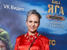 Артемьева расплакалась, Серебряков позировал с внучкой: премьера фильма «Баба Яга спасает мир»