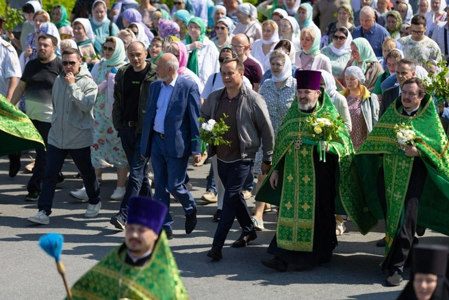 Возглавил крестный ход Благочинный Сургута отец Антоний | Источник: Максим Слепов / Т.me
