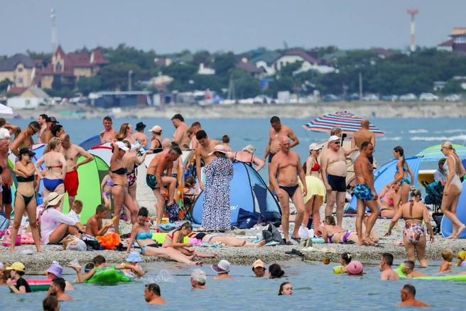 Отдыхающие на пляже «Сады морей» в Геленджикской бухте Черного моря | Источник: Эрик Романенко / ТАСС