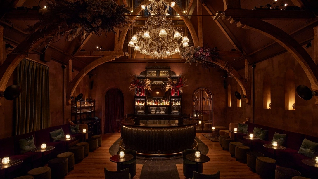 Бар в здании бывшей церкви в Нью-Йорке | Источник: Зак Дезон