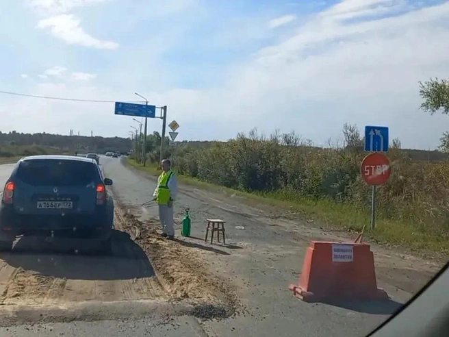 На выезде из города специалисты обрабатывают колёса машин дезинфицирующим составом | Источник: Олег Евграфов специально для 72.RU