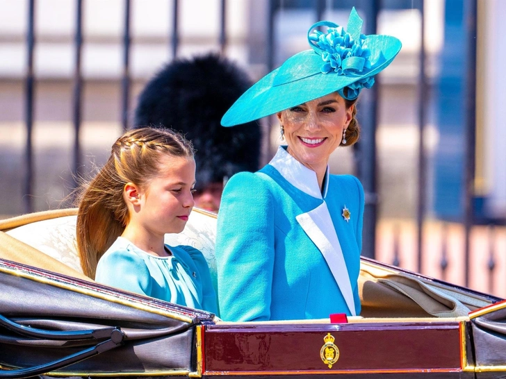 В неожиданном аквамарине: Кейт Миддлтон поражает всех на Trooping The Colour | marieclaire.ru
