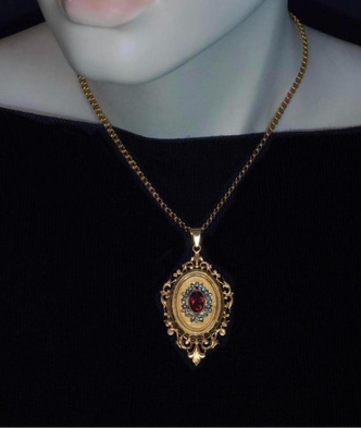 Ядовитый медальон и сосуд для слез: самые хитрые украшения эпохи Возрождения
